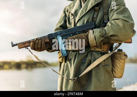 Soldier of USA Infantry of World War II détient Submachine Arme en mains Banque D'Images