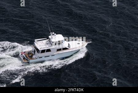 Image aérienne d'un bateau à moteur dans le sud des îles Gulf, Colombie-Britannique, Canada Banque D'Images