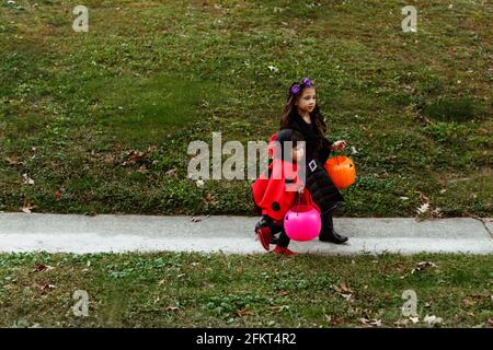 Deux in fancy dress costumes walking down path Banque D'Images