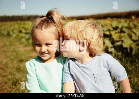 Boy kissing girl on cheek Banque D'Images