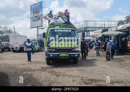 Les voyageurs sont vus charger leurs bagages sur les bus inter-comté à la gare routière de Machakos à Nairobi.s'adressant à la nation depuis la maison d'État dans son discours complet de la fête du travail, le Président Uhuru Kenyatta le 1er mai, A levé un virage sur tous les transports publics et les voyages dans les comtés, les écoles et les établissements d'enseignement se préparant à rouvrir le 10 mai selon le calendrier académique du ministère de l'éducation. Le président a également prolongé le couvre-feu national à Nairobi, Machakos, Kajiado, Kiambu et Nakuru de 10 h à 4 h tous les jours pendant une période de 30 jours. (Photo de Donwilson Odhiambo/SOPA Images/Sipa USA) Banque D'Images