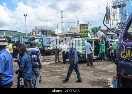 Les voyageurs sont vus charger leurs bagages sur les bus inter-comté à la gare routière de Machakos à Nairobi.s'adressant à la nation depuis la maison d'État dans son discours complet de la fête du travail, le Président Uhuru Kenyatta le 1er mai, A levé un virage sur tous les transports publics et les voyages dans les comtés, les écoles et les établissements d'enseignement se préparant à rouvrir le 10 mai selon le calendrier académique du ministère de l'éducation. Le président a également prolongé le couvre-feu national à Nairobi, Machakos, Kajiado, Kiambu et Nakuru de 10 h à 4 h tous les jours pendant une période de 30 jours. (Photo de Donwilson Odhiambo/SOPA Images/Sipa USA) Banque D'Images