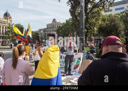 Barcelone, Espagne. 03ème mai 2021. Un manifestant est vu parler aux manifestants dans un micro lors de la manifestation.les Colombiens vivant à Barcelone ont manifesté en faveur de la "grève civique indéfinie", les manifestations qui remplissent les villes colombiennes depuis des jours contre la politique du président Iván Duque Márquez, Qui comprennent la réforme du travail, la réforme de la santé, la réforme de la Pensional et demandent la justice pour près d'un millier de cas d'abus de la police enregistrés pendant les marches des derniers jours. (Photo de Thiago Prudencio/SOPA Images/Sipa USA) crédit: SIPA USA/Alay Live News Banque D'Images