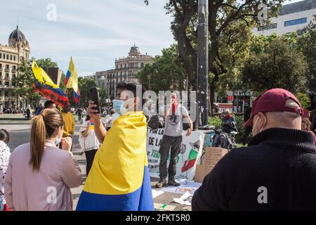 Barcelone, Espagne. 03ème mai 2021. Un manifestant est vu parler aux manifestants dans un micro lors de la manifestation.les Colombiens vivant à Barcelone ont manifesté en faveur de la "grève civique indéfinie", les manifestations qui remplissent les villes colombiennes depuis des jours contre la politique du président Iván Duque Márquez, Qui comprennent la réforme du travail, la réforme de la santé, la réforme de la Pensional et demandent la justice pour près d'un millier de cas d'abus de la police enregistrés pendant les marches des derniers jours. Crédit : SOPA Images Limited/Alamy Live News Banque D'Images