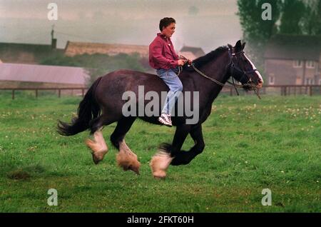 Un garçon à cheval à la Gypsy Horse Fair Mai 1998at Rangez-vous sur la vieille Banque D'Images