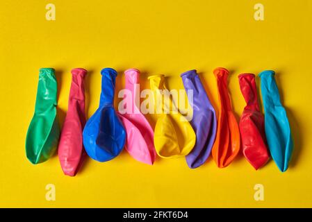dans une rangée se trouvent des bulles multicolores sur un fond jaune Banque D'Images