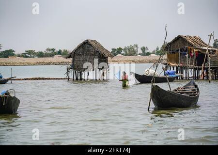 Khulna, Bangladesh. 25 avril 2021. Une fille récolte fraie, dans une rivière près des Sundarbans à marée haute, la plus grande forêt naturelle de mangrove du monde, à Khulna. Crédit : SOPA Images Limited/Alamy Live News Banque D'Images