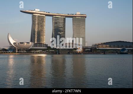 10.03.2021, Singapour, République de Singapour, Asie - vue générale de l'hôtel de luxe Marina Bay Sands et du Musée ArtScience dans la lumière du soir. Banque D'Images