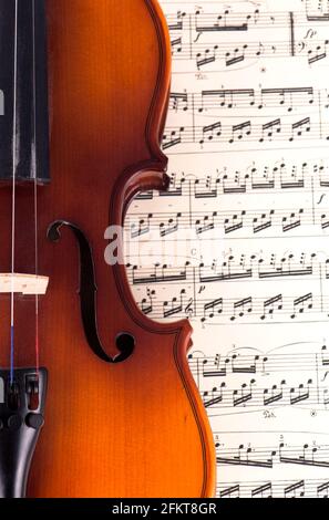 Vieux violon couché sur la feuille de musique, concept de musique. Banque D'Images