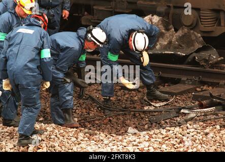 Accident du chemin de fer de Paddington octobre 1999 - les enquêteurs de l'accident de la route font une recherche sur les pistes sur les lieux de l'accident ferroviaire de Ladbroke Grove aujourd'hui. Banque D'Images