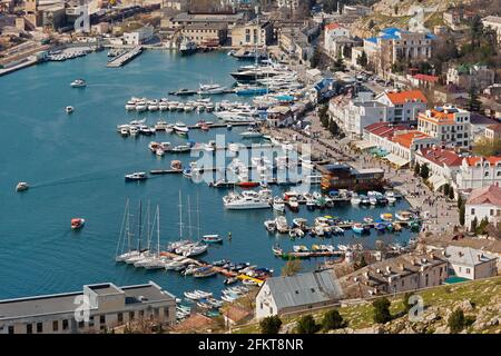 Balaklava Crimée 07 avril 2019. Printemps en Crimée. Vue sur la ville et la baie avec bateaux. Magnifique paysage urbain d'un lieu touristique. Vue de dessus. Banque D'Images