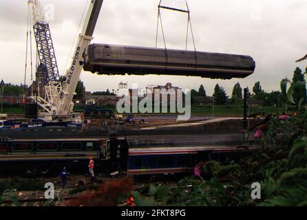 Accident du chemin de fer de Paddington octobre 1999 levage lourd grues en place pour soulever les restes des voitures brûlées. Banque D'Images