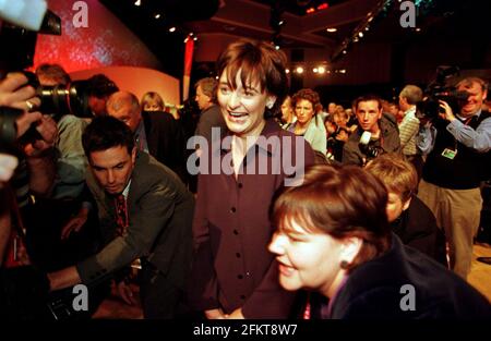 Cherie Blair quittant la Conférence du Parti travailliste 1999. Banque D'Images