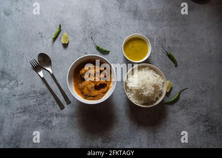 Rohu poisson masala ou curry, une spécialité indienne. Généralement servi avec du riz cuit à la vapeur et des légumineuses jaunes. Vue de dessus. Banque D'Images