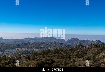 belle vue sur la chaîne de montagnes aravalii à une hauteur de 1722 m (5676 pieds), temple guru shikhar. Banque D'Images