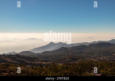 belle vue sur la chaîne de montagnes aravalii à une hauteur de 1722 m (5676 pieds), temple guru shikhar. Banque D'Images