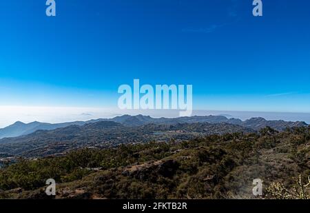 belle vue sur la chaîne de montagnes aravalii à une hauteur de 1722 m (5676 pieds), temple guru shikhar. Banque D'Images