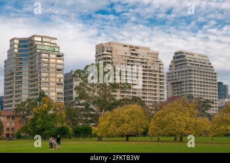 Les appartements de St Kilda Road donnent sur Fawkner Park, Melbourne Banque D'Images