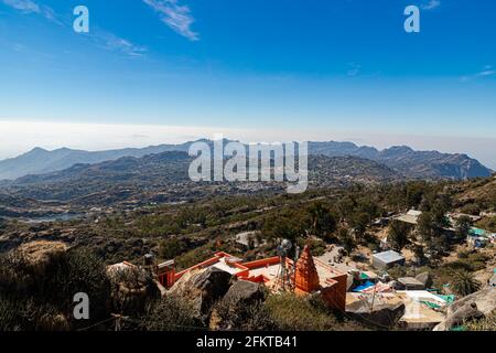 belle vue sur la chaîne de montagnes aravalii à une hauteur de 1722 m (5676 pieds), temple guru shikhar. Banque D'Images