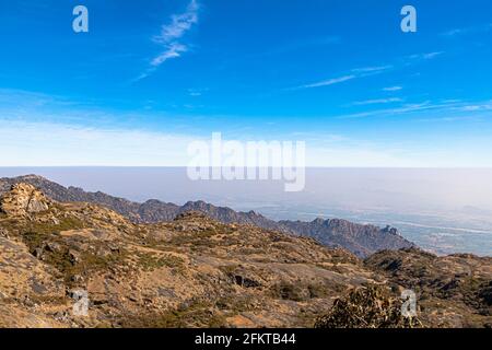 belle vue sur la chaîne de montagnes aravalii à une hauteur de 1722 m (5676 pieds), temple guru shikhar. Banque D'Images