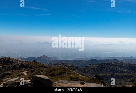 belle vue sur la chaîne de montagnes aravalii à une hauteur de 1722 m (5676 pieds), temple guru shikhar. Banque D'Images