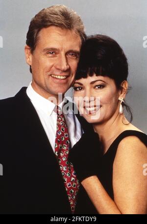Ein Mann Fur Meine Frau Fernsehfilm Deutschland 1992 Regie Hartmut Griesmayr Promoportrat Der Darsteller Robert Atzorn Iris Berben Photo Stock Alamy