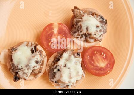 Cuisine française julienne sur une assiette avec tomates.vue du dessus. Photo de haute qualité Banque D'Images