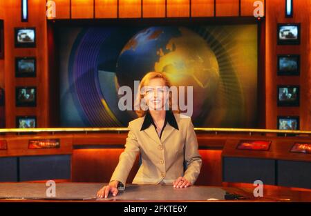 Katja Burkard, die neue Moderatorin des Magazins 'Punkt 12' im Studio BEI RTL à Köln, Deutschland 1997. Banque D'Images