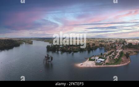Vue aérienne depuis un lac avec une plage. Mina de Sao Domingos, Alentejo Portuga Banque D'Images
