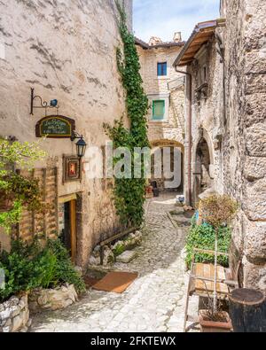 Vue panoramique à Santo Stefano di Sessanio, province de l'Aquila, Abruzzes, centre de l'Italie. Banque D'Images