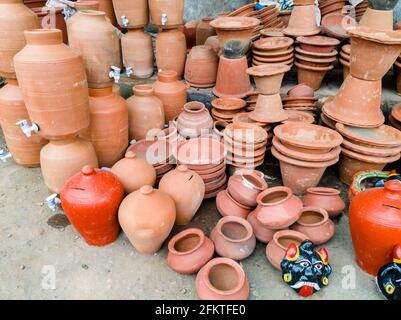 Une variété de pots de terre ou de pots d'argile à vendre sur le marché. Banque D'Images