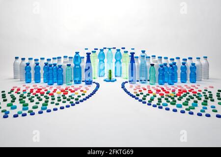 Flacons en plastique, bouchons en plastique. Concept de ville en plastique. Concept sans plastique. Banque D'Images