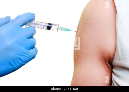 Vaccination, jeune femme recevant une injection dans son bras Banque D'Images
