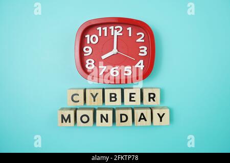 Cyber Monday lettres de l'alphabet avec réveil vue de dessus sur fond bleu Banque D'Images
