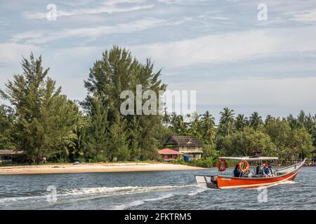 Croisière le long de la rive aérienne de Sibu Laut-Telaga, Matang, Sarawak, Malaisie