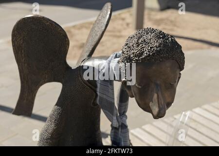 Saint-Pétersbourg, Russie - 17 avril 2021 : sculpture d'un triste ange dédié aux médecins qui sont morts pendant la pandémie de Covid-19 en Russie (auteur R Banque D'Images