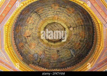 Istanbul, Turquie - 13 mai 2013 : vue sur le plafond décoré du palais de Topkapi Banque D'Images