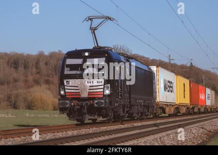 Lonsee, Allemagne - 27 avril 2021: Siemens Vectron MS, locomotive électrique multi-systèmes de MRCE Mitsui Rail Capital Europe avec conteneurs de fret. Banque D'Images