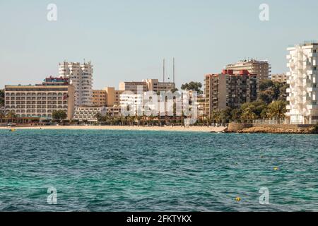 Palmanova, Majorque, Espagne. 3 mai 2021. Vue sur la plage de Magaluf depuis Palmanova à Majorque. Credit: John-Patrick Morarescu/ZUMA Wire/Alamy Live News Banque D'Images