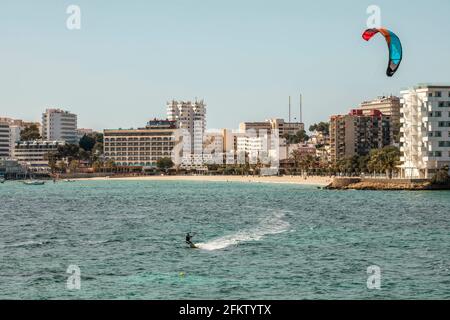 Palmanova, Majorque, Espagne. 3 mai 2021. Vue sur la plage de Magaluf avec kite sufer de Palmanova à Majorque. Credit: John-Patrick Morarescu/ZUMA Wire/Alamy Live News Banque D'Images