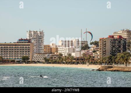 Palmanova, Majorque, Espagne. 3 mai 2021. Vue sur la plage de Magaluf avec kite sufer de Palmanova à Majorque. Credit: John-Patrick Morarescu/ZUMA Wire/Alamy Live News Banque D'Images