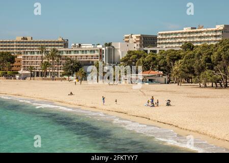 Palmanova, Majorque, Espagne. 3 mai 2021. La vie sur la plage à Palmanova avec des touristes et des résidents à Majorque. Credit: John-Patrick Morarescu/ZUMA Wire/Alamy Live News Banque D'Images