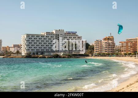 Palmanova, Majorque, Espagne. 3 mai 2021. La vie sur la plage à Palmanova avec un kite surfeur à Majorque. Credit: John-Patrick Morarescu/ZUMA Wire/Alamy Live News Banque D'Images
