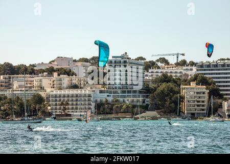 Palmanova, Majorque, Espagne. 3 mai 2021. Vue sur la plage de Magaluf avec kite sufer et une surfeuse de Palmanova à Majorque. Credit: John-Patrick Morarescu/ZUMA Wire/Alamy Live News Banque D'Images