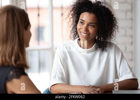 Un avocat confiant et heureux qui donne une consultation professionnelle au client. Banque D'Images
