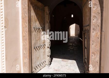 Portes d'entrée en bois du fort de Nizwa. Région d'ad Dahiliyah, Oman Banque D'Images