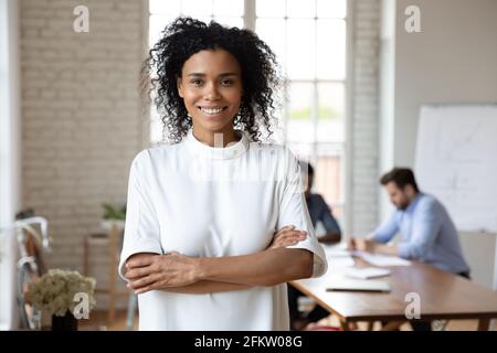 Portrait d'une jeune femme d'affaires afro-américaine heureuse. Banque D'Images