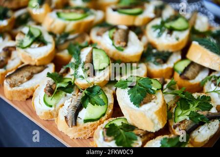 Sandwiches avec des sprat, concombre frais et persil. Gros plan, mise au point sélective Banque D'Images