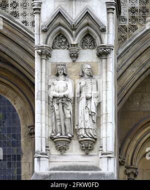 Londres, Angleterre, Royaume-Uni. Abbaye de Westminster : statues de Richard I et de Berengaria de Navarre (sa femme et sa reine) sur le mur nord Banque D'Images