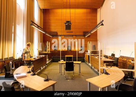 Fribourg, Allemagne. 04e mai 2021. La demanderesse Felicitas Rohrer est en procès devant la Cour régionale de Fribourg. L'affaire concerne une demande de dommages et d'indemnisation pour douleur et souffrance à l'encontre de la société pharmaceutique Bayer Vital GmbH. Au cours de l'été 2009, le demandeur a subi une embolie pulmonaire bilatérale et un collapsus circulatoire avec arrêt cardiaque et attribue cela à la prise du contraceptif. Credit: Philipp von Ditfurth/dpa/Alay Live News Banque D'Images